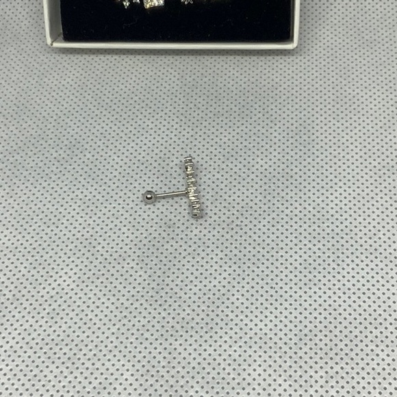 Ear piercings with screw backs - Picture 2 of 2